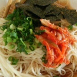 キムチと小ねぎと海苔のぶっかけうどん